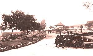 Old postcard - Queen's park - 1917